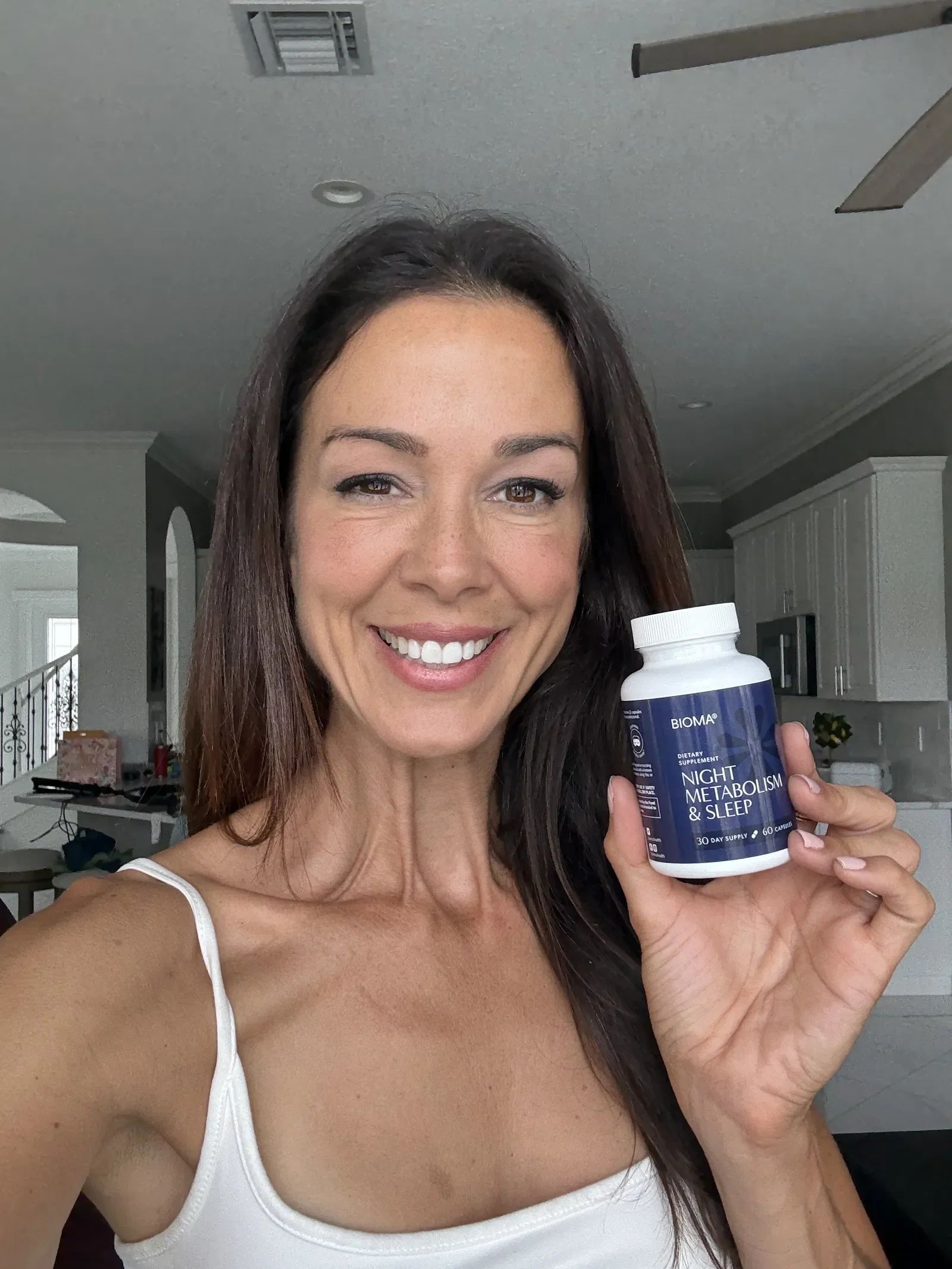 Bioma Night Metabolism & Sleep customer holding a bottle
